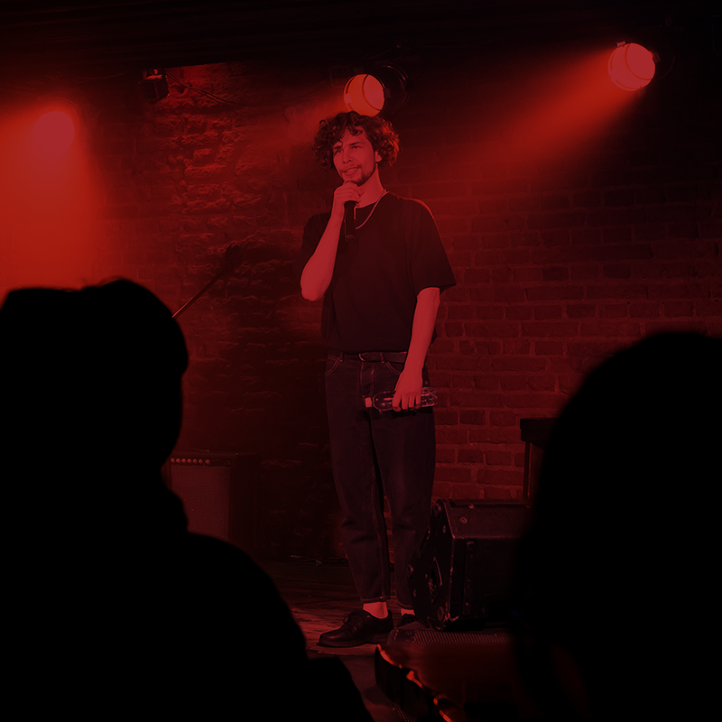 Comedian bei einer Comedy Show im Karli Comedy Club